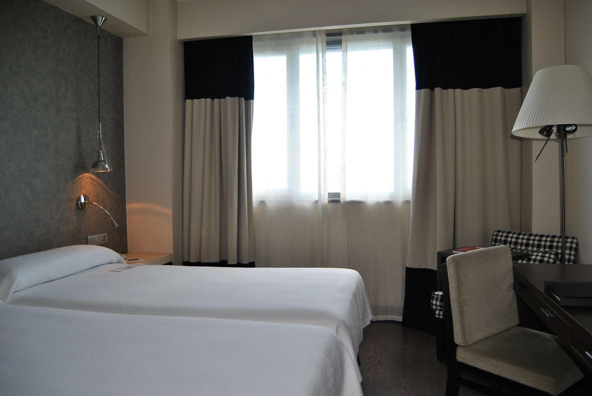 Nh Alcorcon Hotel Exterior photo